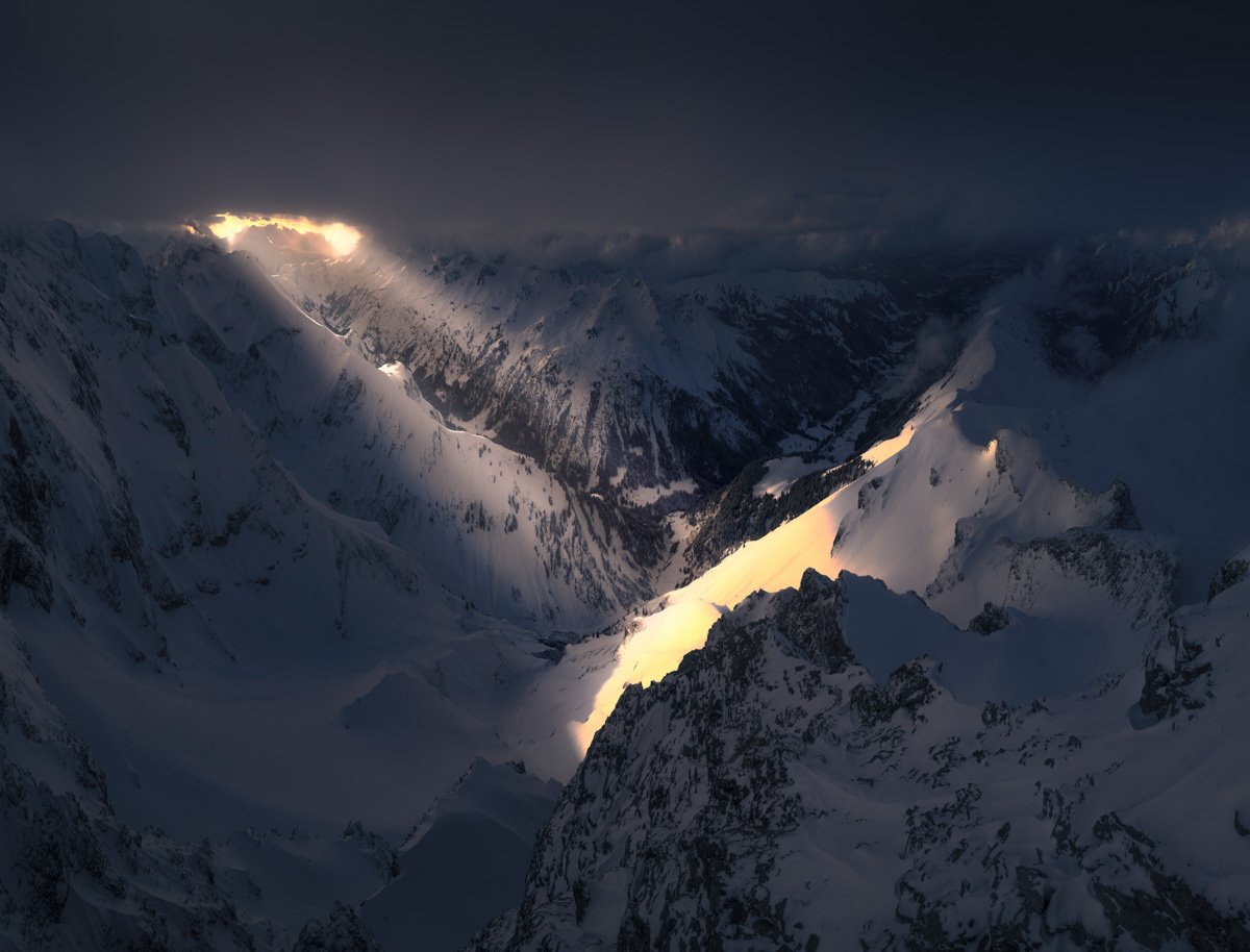 Lichtstrahl über dem Trettachtal, Dramatisches Winterlicht auf Einödsbach, Drohnenfotografie Oberstdorf