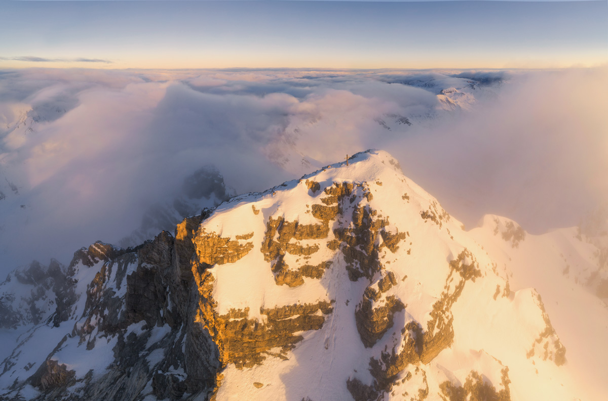 Giebel und Hochvogel über dem Nebelmeer, Gipfelkreuz im Winter-Morgenlicht, Bergpanorama - Bergfotografie Hinterstein