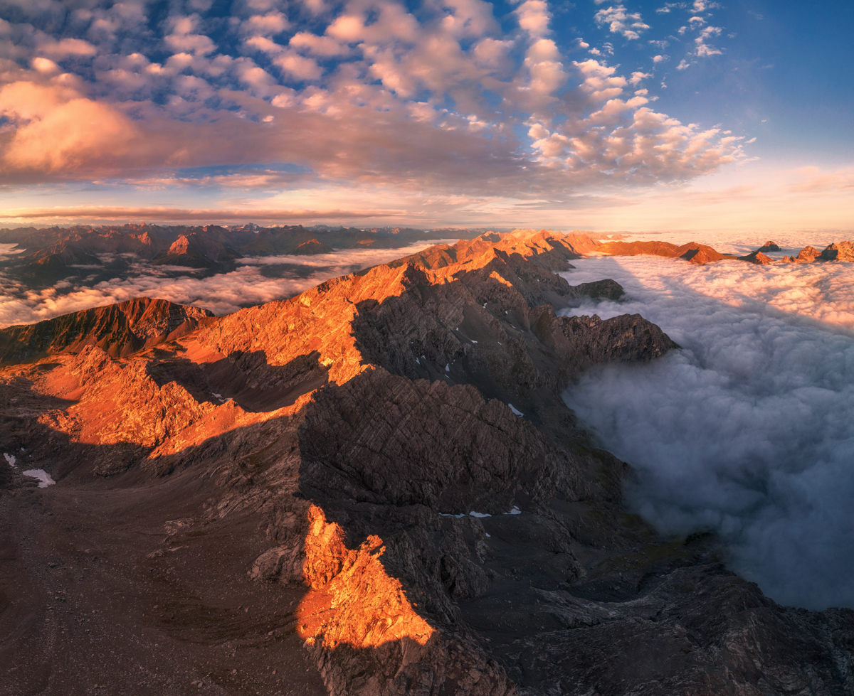 Hornbachkette im Alpenglühen, Rot leuchtende Felsgrate über dem Wolkenmeer, Sonnenaufgang über dem Lechtal bei