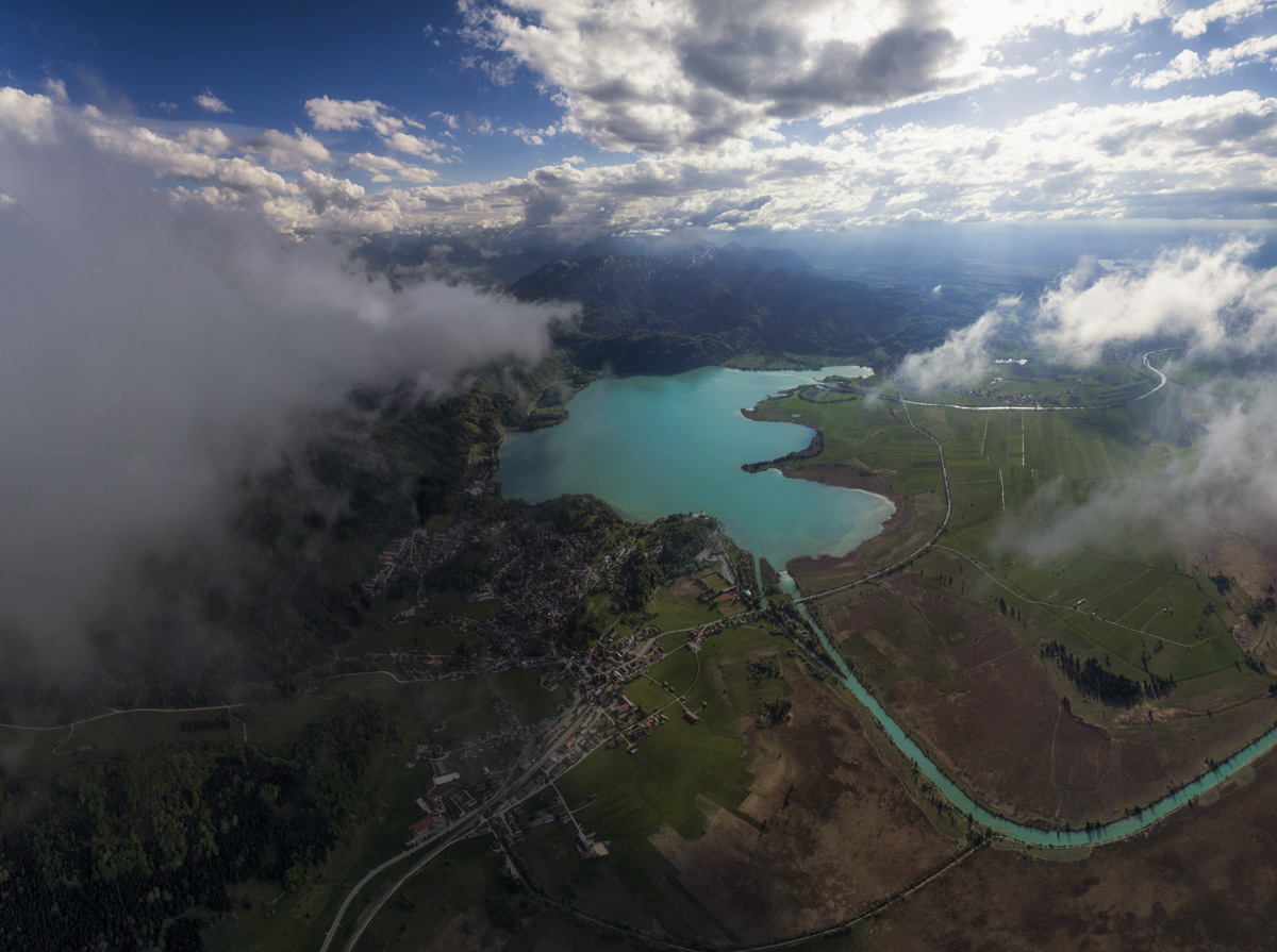 Kochelsee von oben, Türkiser Alpensee im Sommer mit Wolken, Luftbild - Landschaftsfotografie Oberbayern