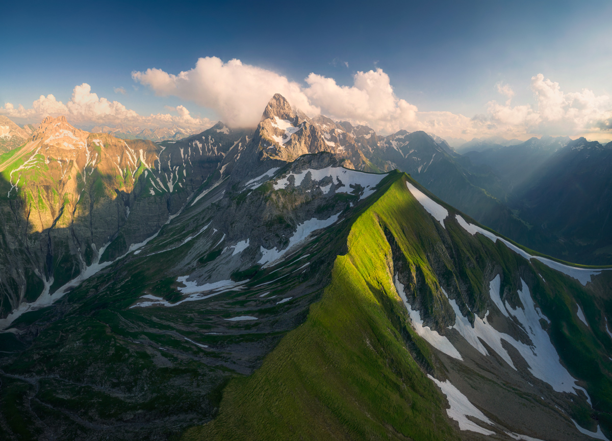 Oberstdorf, Trettach und Mädelegabel im Frühling, Grüner Berggrat aus der Luft - Bergfotografie Oberallgäu