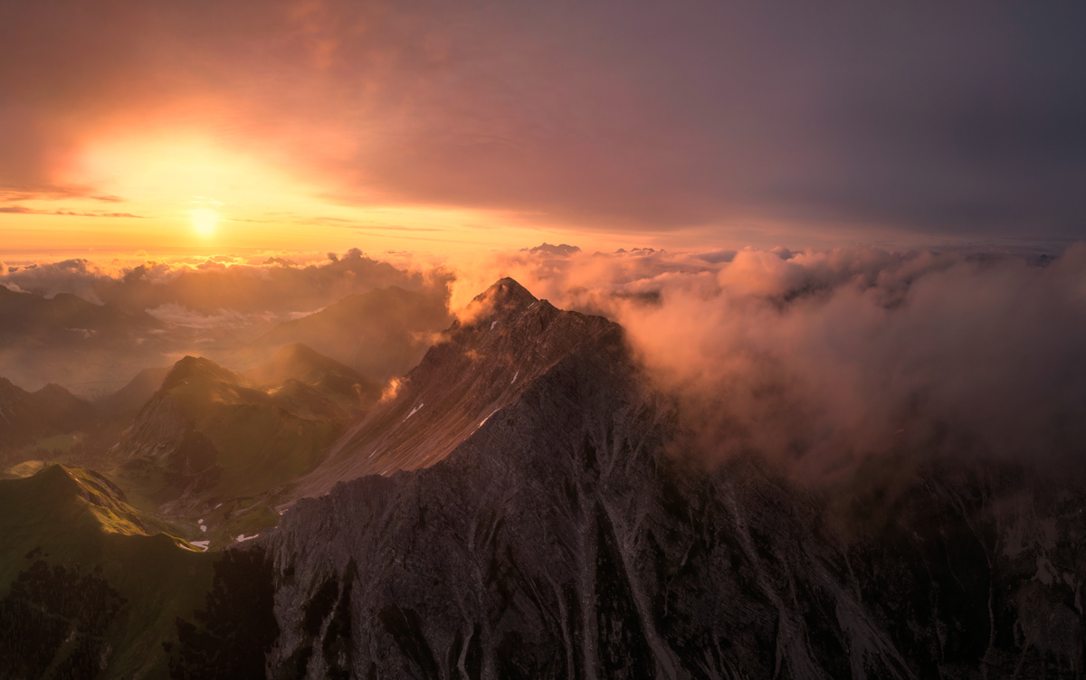 Hinterstein, Gaishorn im Alpenglühen, Dramatischer Sonnenaufgang über Wolken - Landschaftsfotografie Allgäu