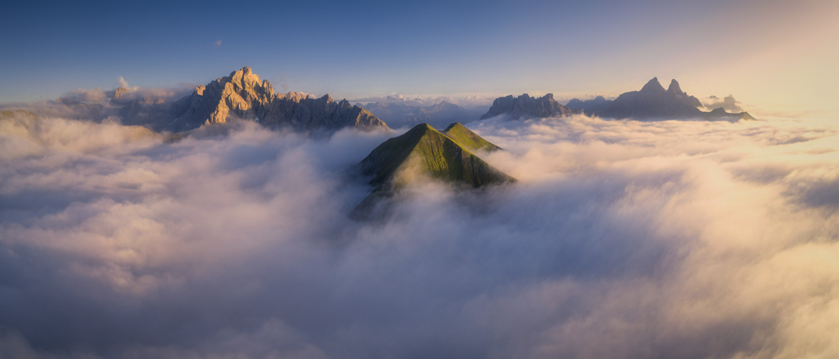 Krottenkopf und Hornbachkette über dem Nebelmeer, Sommer bei der Kemptner Hütte bei Oberstdorf, Bergpanorama