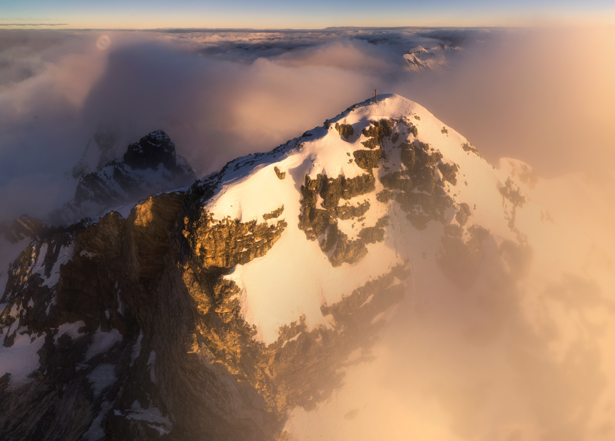 Hochvogel im Winterkleid über dem Nebelmeer, Alpenglühen und Gipfelkreuz bei Hinterstein, Bergfotografie Allgäuer Alpen
