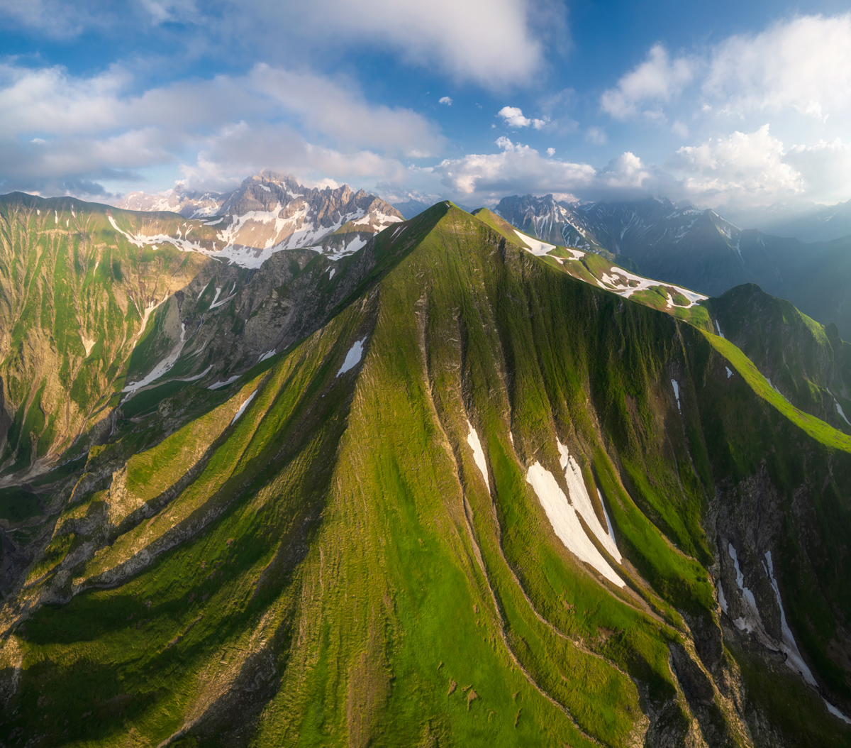 Oberstdorf, Grüner Berggrat vor Hochfrott, Frühlingspanorama der Hochalpen - Landschaftsfotografie Allgäu