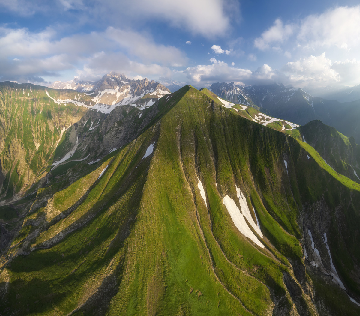 Grüner Berggrat bei Oberstdorf im Frühsommer, Trettach und Mädelegabel aus der Vogelperspektive, Drohnenfotografie Oberallgäu