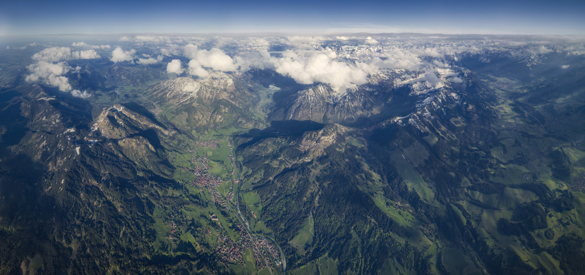 Hinterstein und das Oberallgäu aus der Vogelperspektive, Sommerliches Bergpanorama mit Wolken, Luftbildfotografie Allgäuer