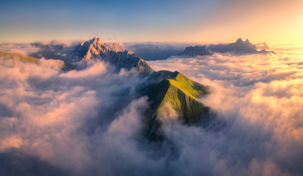 Krottenkopf und Fürschießer, Nebelinseln im goldenen Abendlicht, Sommerlicher Sonnenuntergang über Oberstdorf