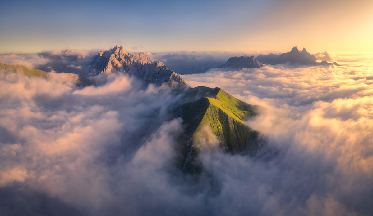 Krottenkopf und Fürschießer im Nebelmeer, Grüne Gipfelinsel bei Sonnenuntergang, Drohnenfotografie Oberstdorf