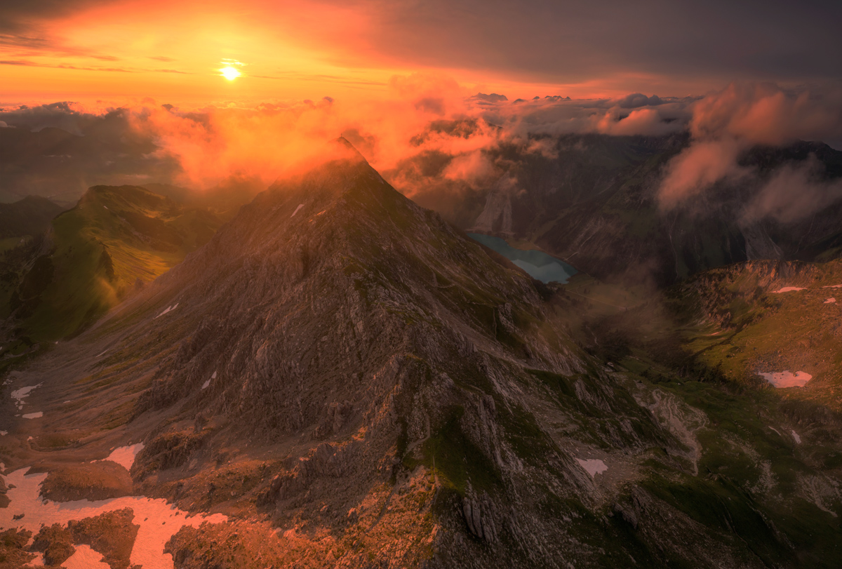 Vilsalpsee und Gaishorn, Feuerroter Sommermorgen mit Wolkendrama, Sonnenaufgang über dem Traualpsee bei Hinterstein