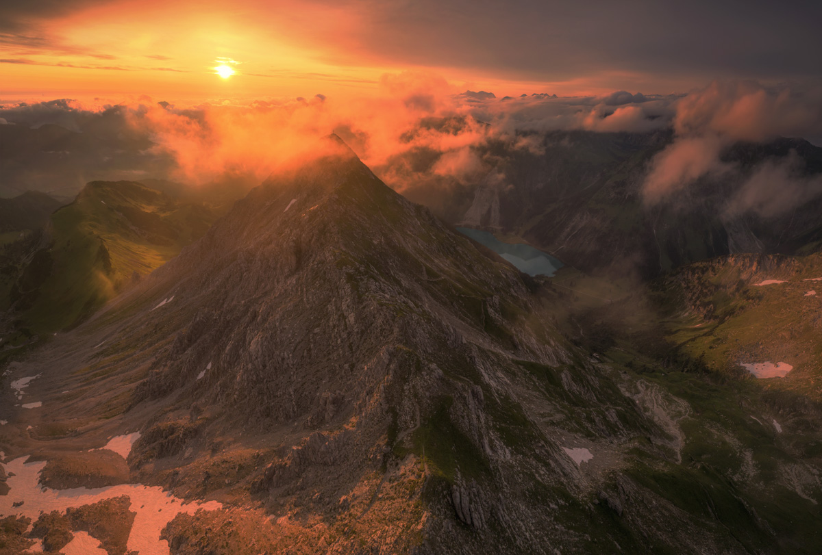 Gaishorn und Vilsalpsee im glühenden Sonnenaufgang, Orange Alpenglühen über den Bergseen, Drohnenfotografie Hinterstein