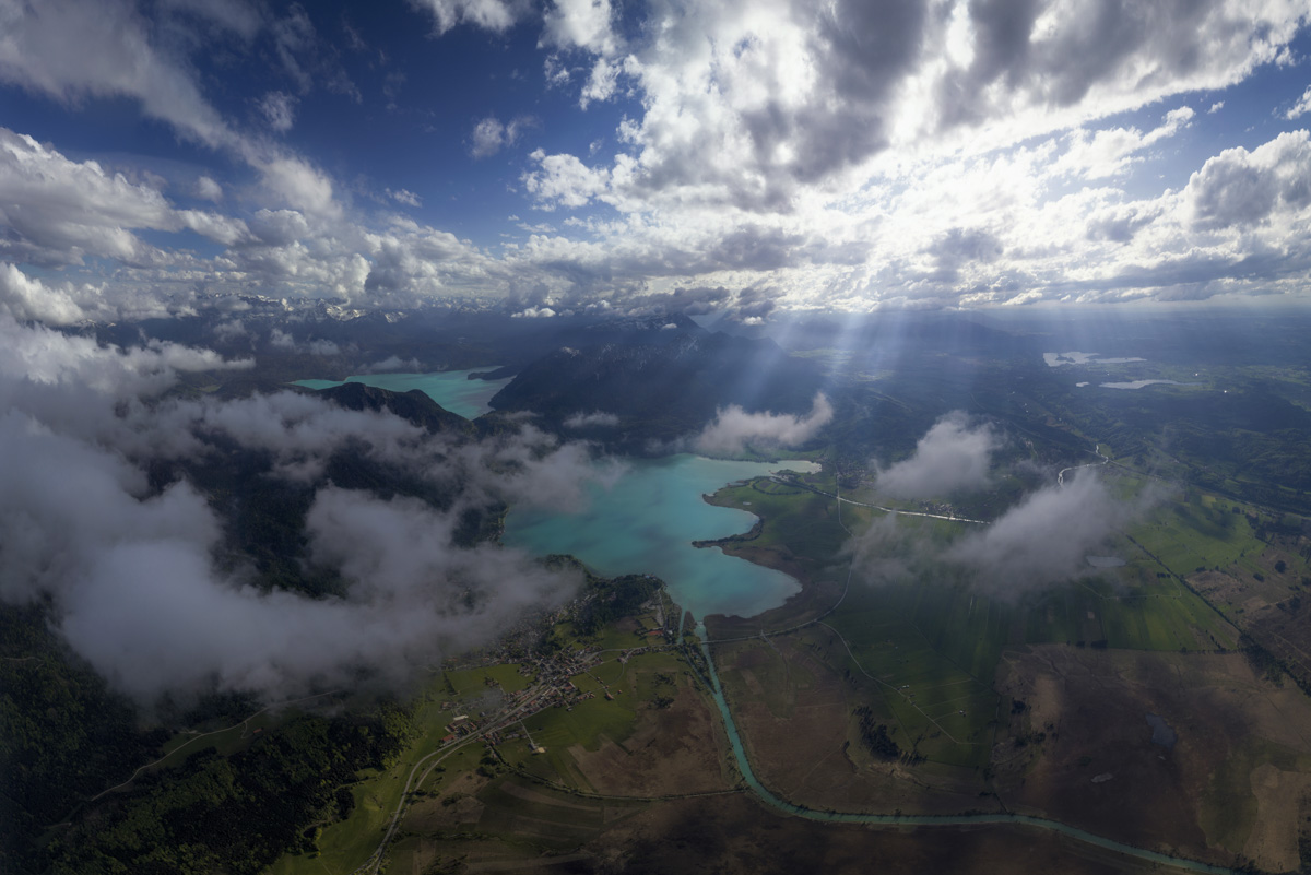 Kochelsee aus der Vogelperspektive im Sommer, Türkisfarbener Bergsee mit Wolkenspiel in Oberbayern, Luftbildfotografie