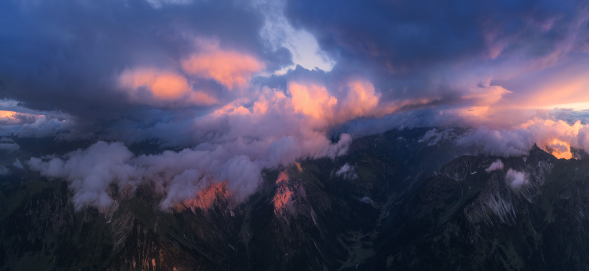 Gewitterstimmung über den Allgäuer Alpen bei Hinterstein, Dramatische Wolken im Abendlicht, Bergfotografie Oberallgäu