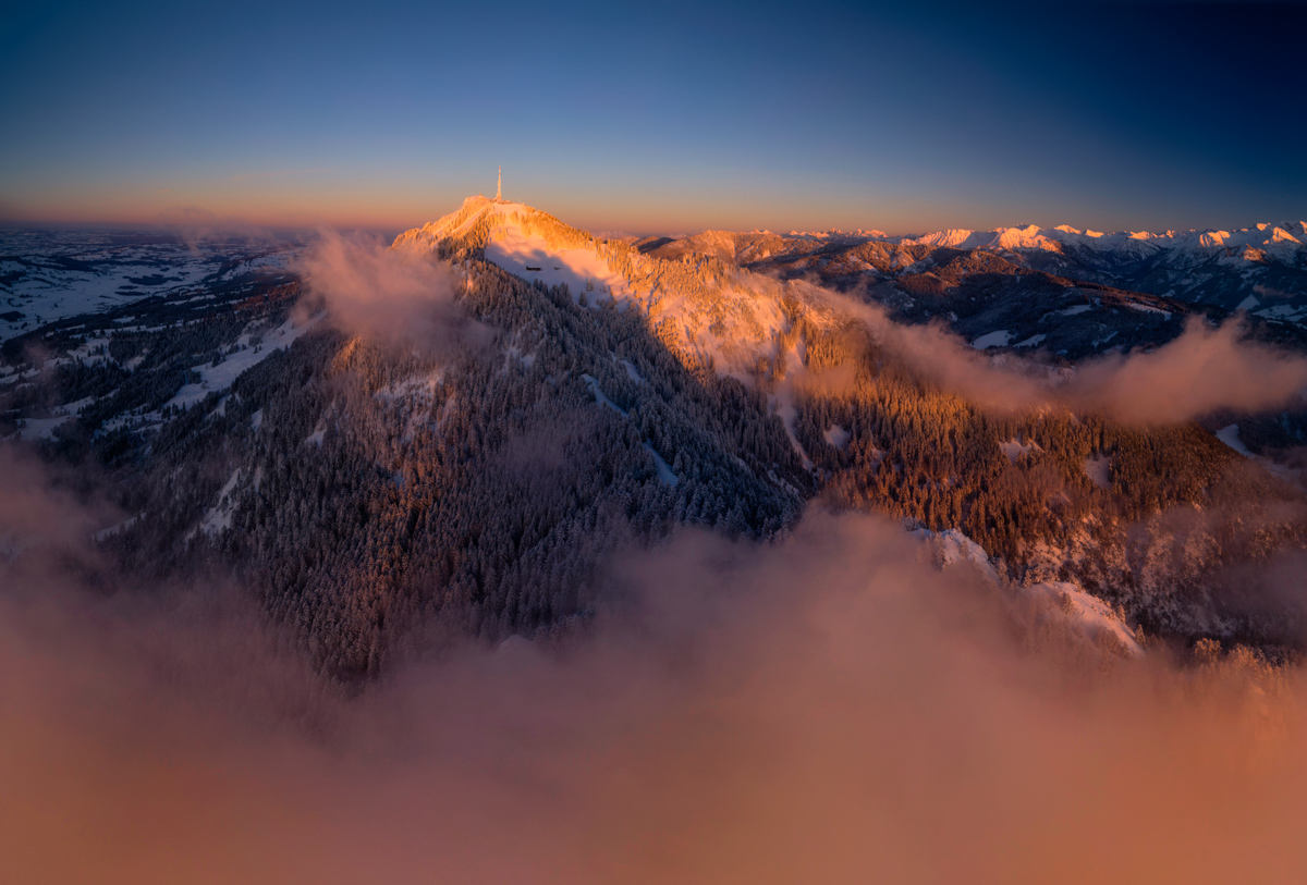 Grünten, Wintermorgen im Alpenglühen, Nebelschwaden über dem Oberallgäu - Landschaftsfotografie Allgäu