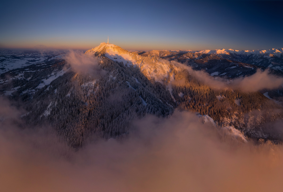Grünten im Winterlichen Alpenglühen über dem Nebelmeer, Grüntenhütte und Sendemast bei Burgberg, Bergfotografie Oberallgäu