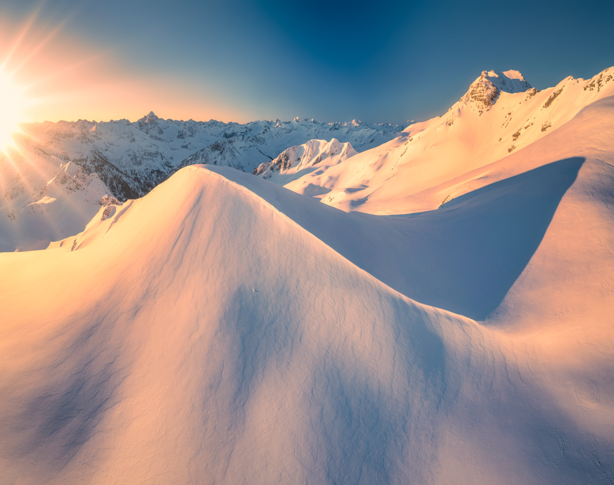 Hinterstein, Sanfte Schneewellen, Goldener Wintersonnenaufgang über den Alpen - Landschaftsfotografie Allgäu