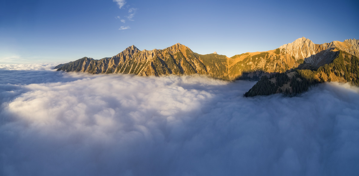 Ponten und Bschießer über dem Herbstlichen Nebelmeer, Willersalpe bei Hinterstein im Goldenen Licht, Bergfotografie