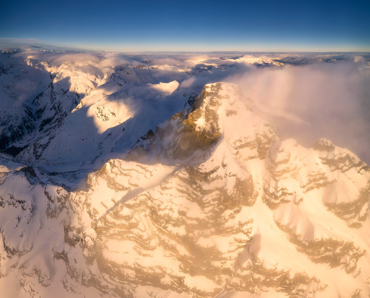 Hinterstein, Hochvogel im Winterlicht, Verschneite Hochalpen über Wolken - Landschaftsfotografie Allgäu