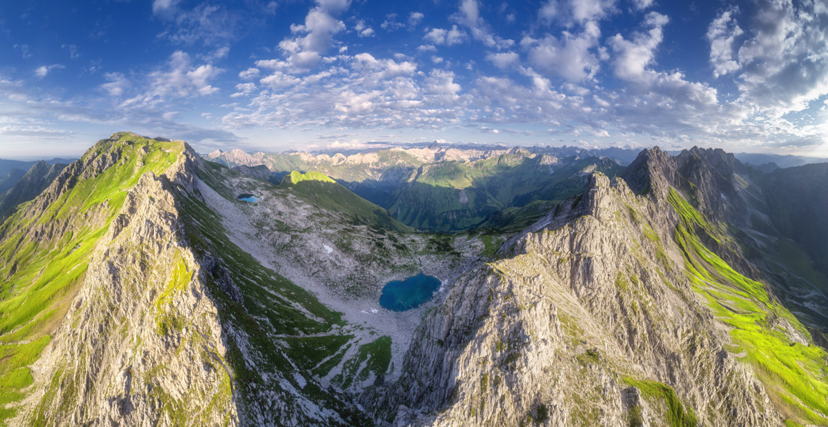 Laufbichelsee im Sommer zwischen grünen Berggipfeln, Bergsee bei Hinterstein im Oberallgäu, Bergfotografie Allgäuer Alpen