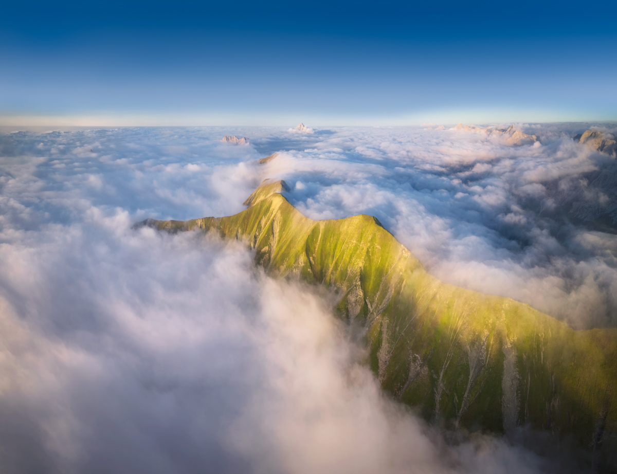 Oberstdorf, Grüner Berggrat im Nebelmeer, Sommerpanorama über den Wolken - Landschaftsfotografie Allgäu