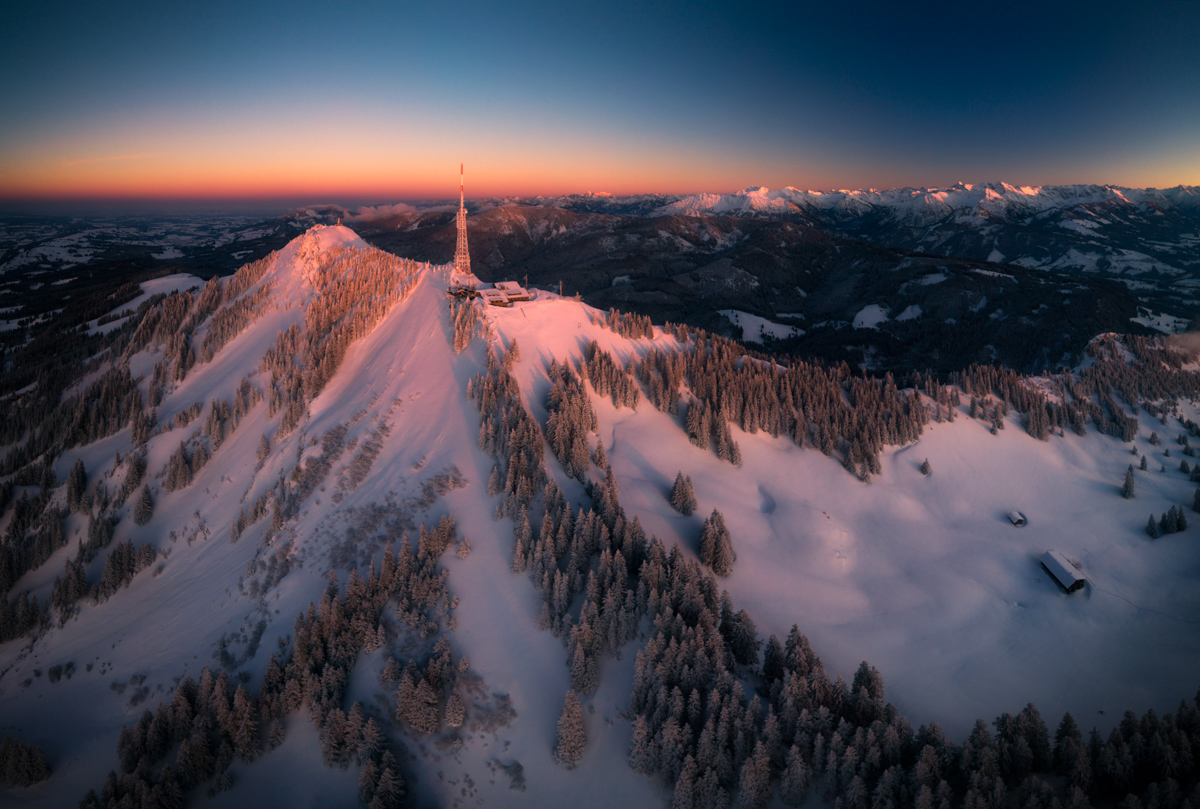 Grünten, Winterlicher Sendemast über verschneiten Wäldern, Alpenglühen am Wächter des Allgäus - Landschaftsfotografie