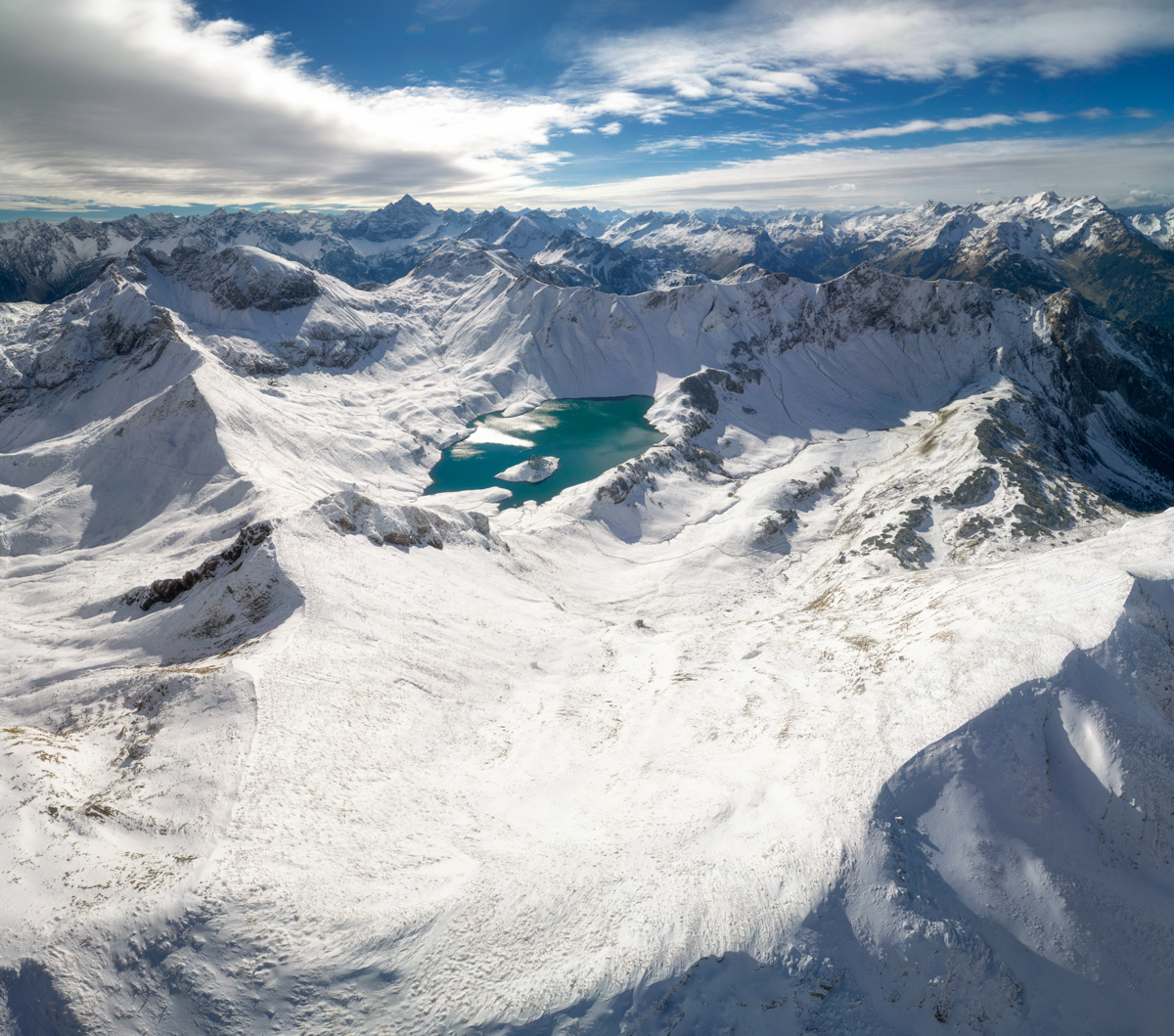 Schrecksee, Türkiser Bergsee im verschneiten Allgäu, Winterpanorama am Hochvogel - Landschaftsfotografie Allgäu