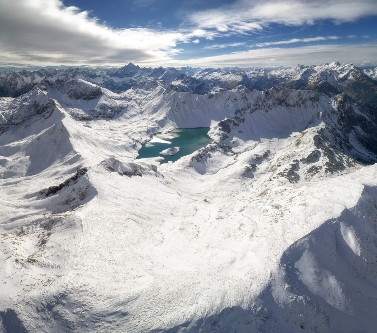 Schrecksee im verschneiten Winterkleid, Türkiser Bergsee mit Hochvogel unter strahlend blauem Himmel, Bergfotografie