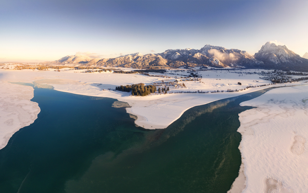 Forggensee und Hopfensee im verschneiten Winter, Gefrorene Seenlandschaft mit Lechtaler Alpen am Horizont, Bergfotografie