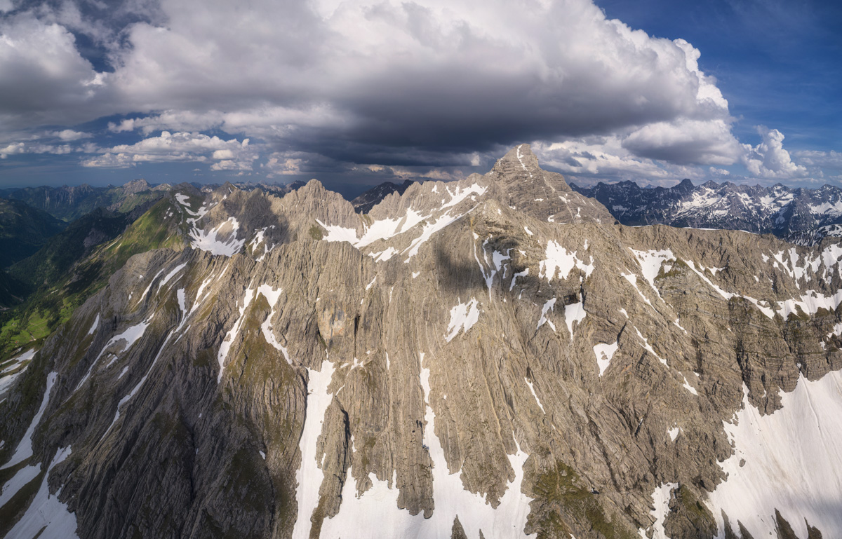 Großer Wilder und Hochvogel im Frühling, Schroffe Felswände mit letzten Schneeresten über dem Hintersteiner Tal