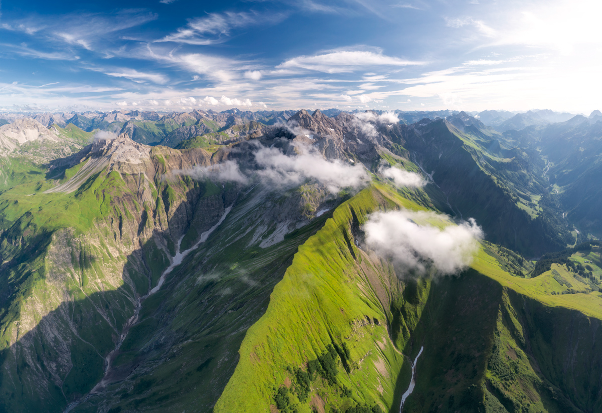 Oberstdorf, Grüne Allgäuer Alpen im Frühling, Krottenkopf und Höfats über dem Trettachtal - Landschaftsfotografie Allgäu