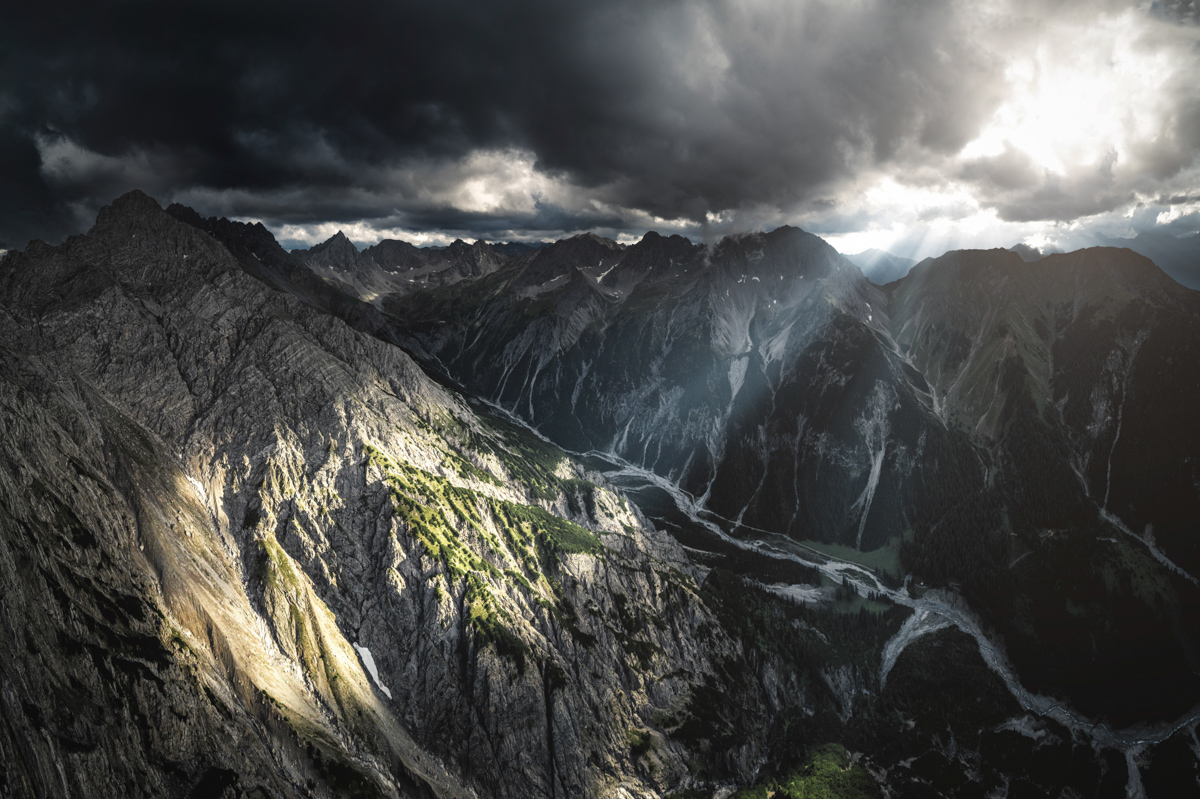 Lechtal, Dramatisches Licht über den Tiroler Hochalpen, Gewitterstimmung am Hahntenjoch - Landschaftsfotografie Tirol