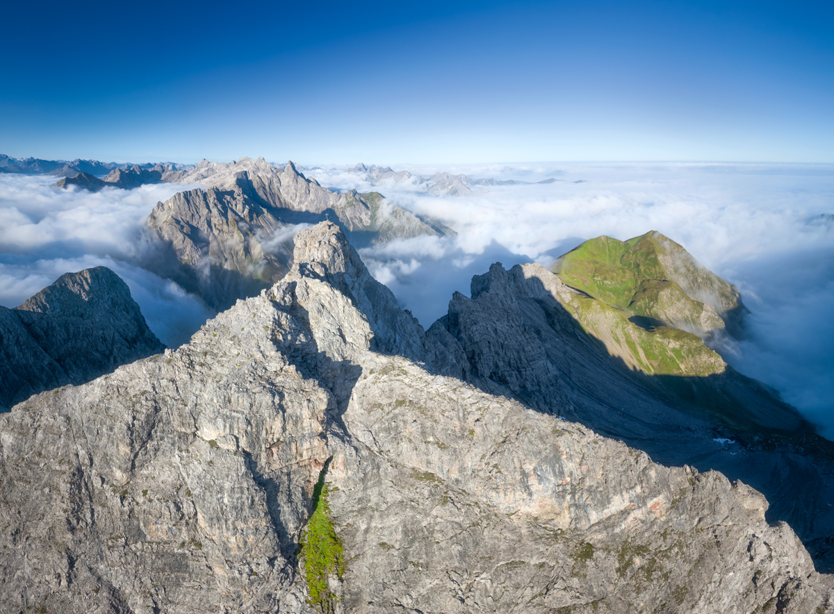 Krottenspitze, Felsgipfel über dem Wolkenmeer bei Oberstdorf, Sommerliche Alpen im Nebel - Landschaftsfotografie Allgäu