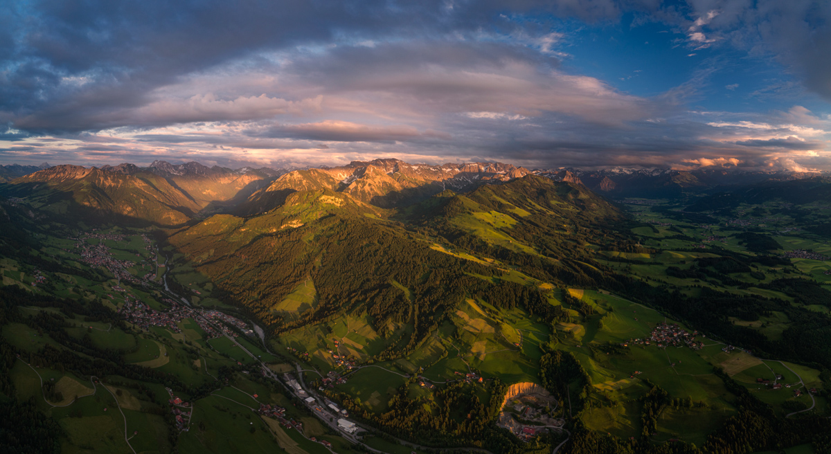 Hindelang, Weites Tal im Abendlicht, Drohnenpanorama - Landschaftsfotografie Oberallgäu