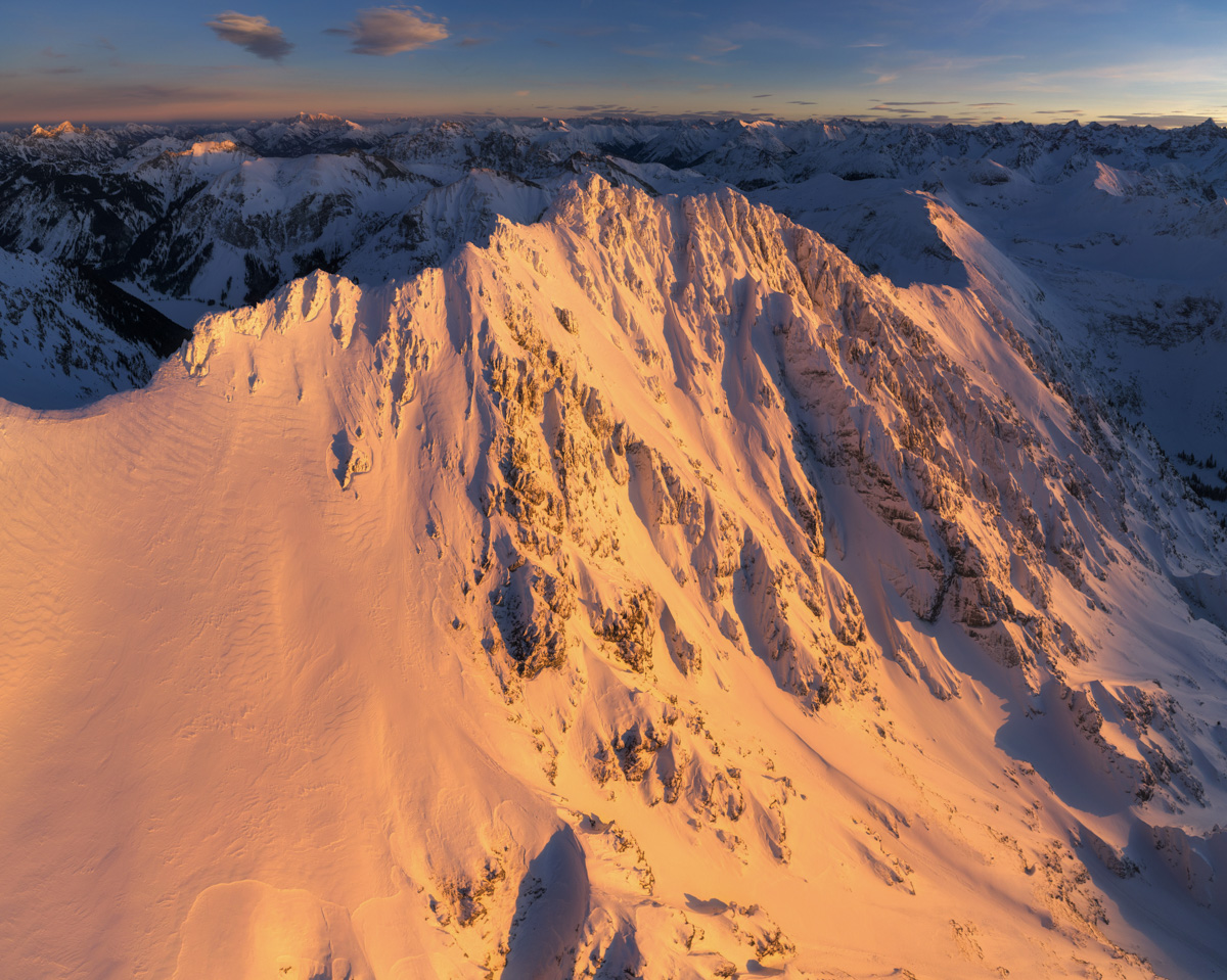Hochvogel und Rauhorn im flammenden Winterabendlicht, Weites Panorama verschneiter Gipfelketten im Alpenglühen bei