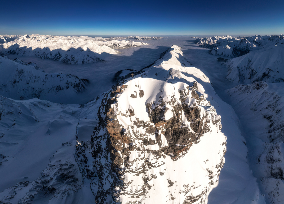 Mädelegabel, Verschneiter Hochalpengipfel über dem Nebelmeer, Winterlicher Blick vom Trettachtal bei Oberstdorf