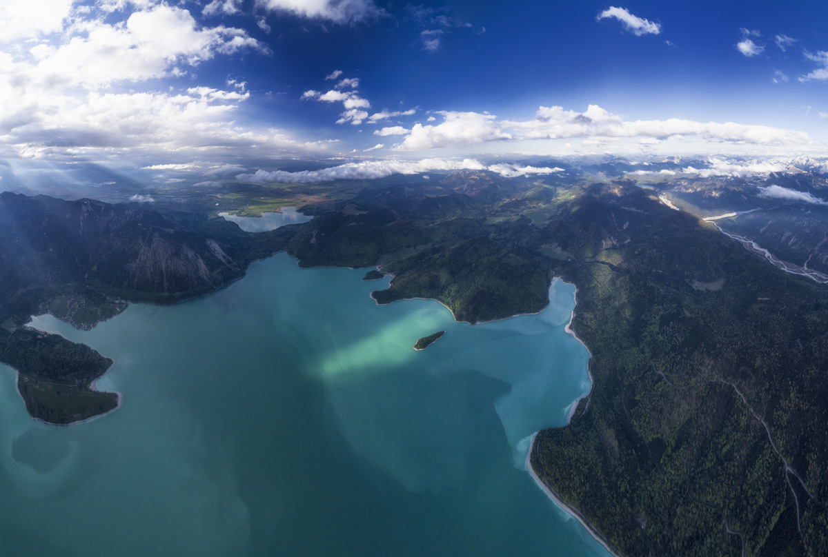 Walchensee aus großer Höhe im Sommer, Türkiser Alpensee eingebettet zwischen bewaldeten Bergen in Oberbayern, Seefotografie
