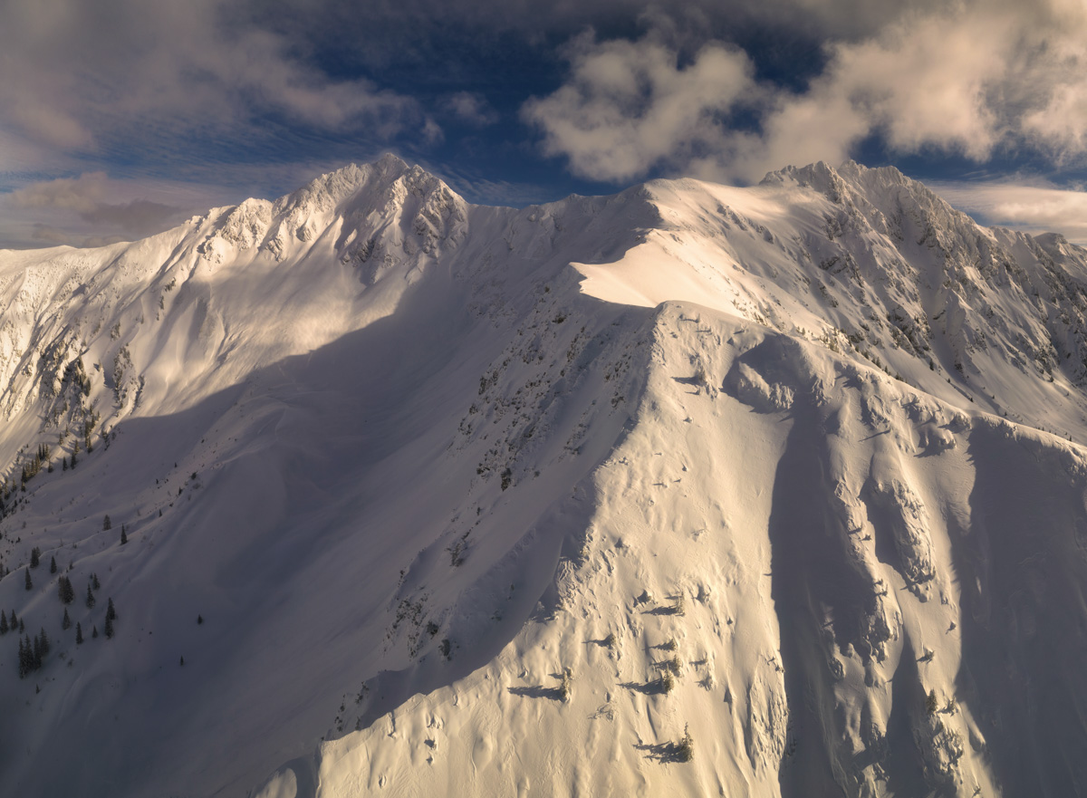 Gaishorn und Rauhorn im strahlenden Winterlicht, Tief verschneite Gipfelpyramiden unter Wolkenschleiern bei Hinterstein