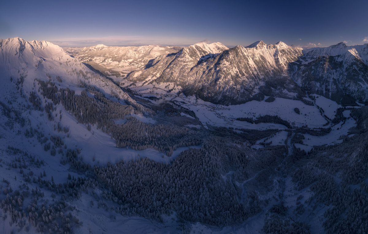 Ponten und Bschießer in der blauen Winterdämmerung, Verschneites Hintersteiner Tal unter dem kalten Abendlicht mit