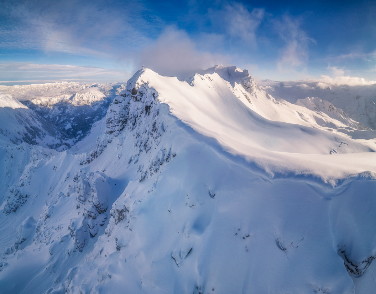 Kleiner Daumen, Tief verschneiter Gipfelgrat am Hindelanger Klettersteig, Winterliche Allgäuer Hochalpen