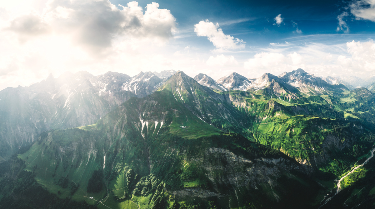 Höfats, Sonnendurchflutete Allgäuer Bergkette im Herbst, Panoramablick über Oberstdorf und die Hochalpen