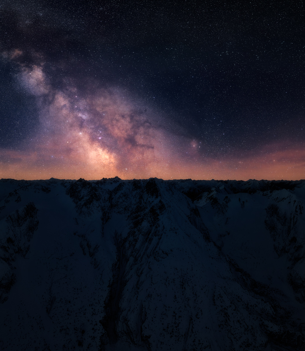Milchstraße über dem Lechtal und Fernpass, Verschneite Tiroler Hochalpen unter kosmischem Himmel, Winterliches