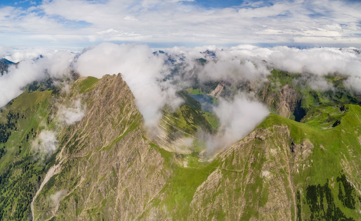 Hinterstein, Frühlingshaftes Bergpanorama mit Wolkenspielen, Grüne Allgäuer Alpen unter blauem Himmel