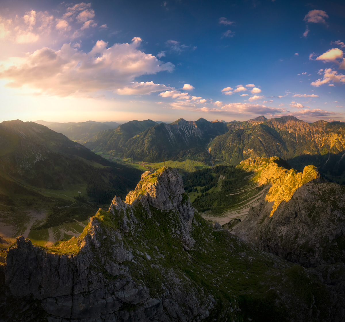 Spicherer Kopf, Goldenes Abendlicht über dem Hintersteiner Tal, Sommerliche Allgäuer Felsgipfel mit Ponten und Bschießer