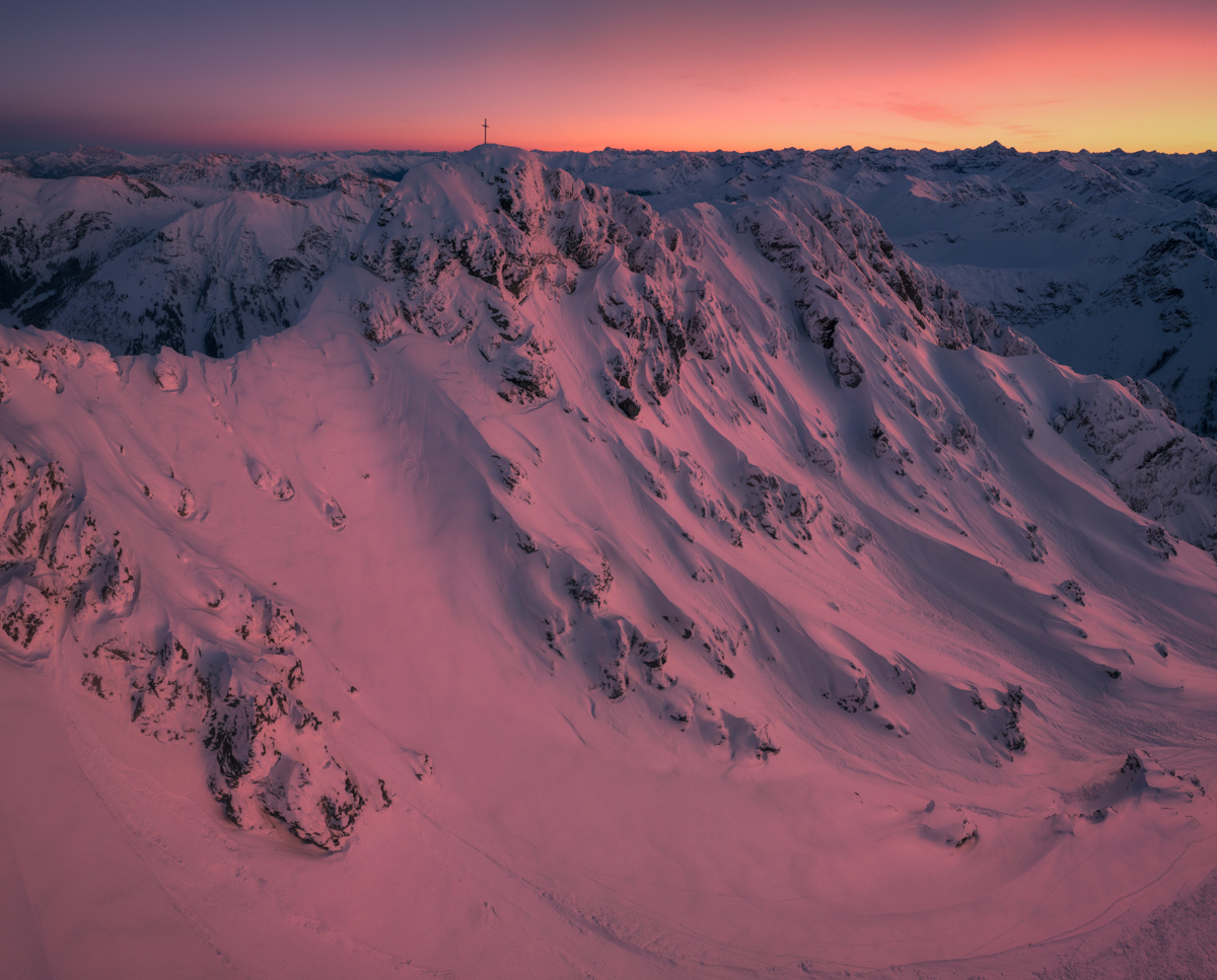 Rauhorn, Rosa Winterdämmerung über verschneiten Gipfeln, Allgäuer Bergkette bei Hinterstein im Abendlicht