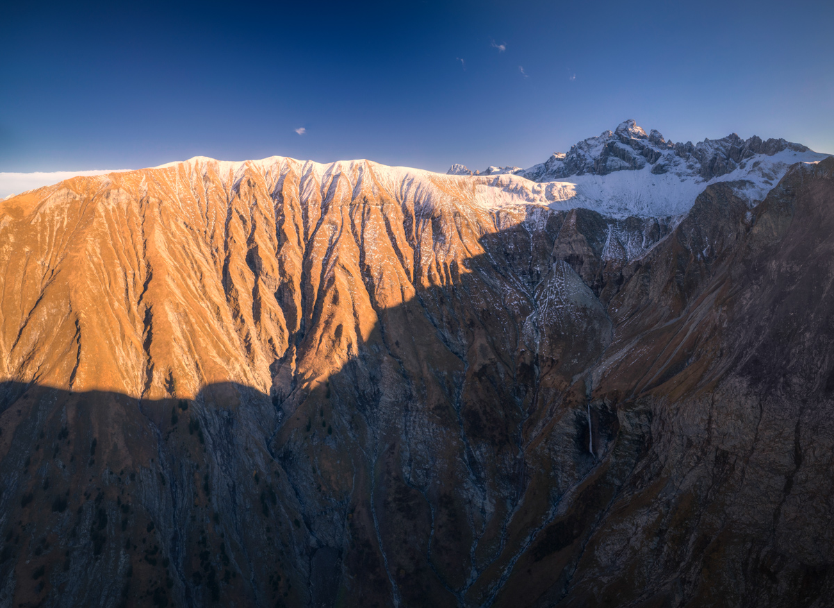 Höfats, Goldener Herbstmorgen über den Allgäuer Hochalpen, Sonnenlicht auf Krottenkopf und Fürschießer bei Oberstdorf