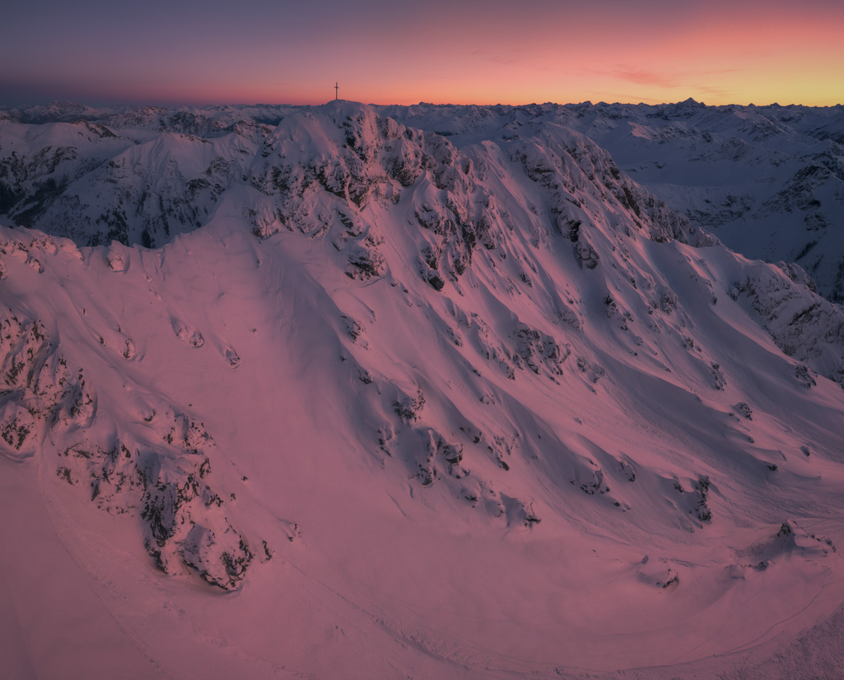 Rauhorn und Hochvogel im Winteralpenglühen, Weinrotes Licht über verschneiten Gipfeln, Bergpanorama Hinterstein - Oberallgäu