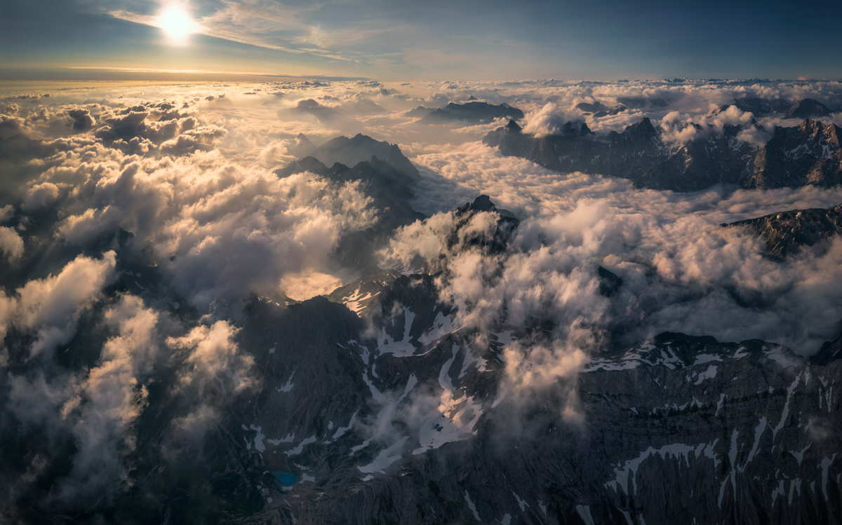Hochvogel, Sonnenaufgang über dem Wolkenmeer bei Hinterstein, Hornbachkette im sommerlichen Morgenlicht
