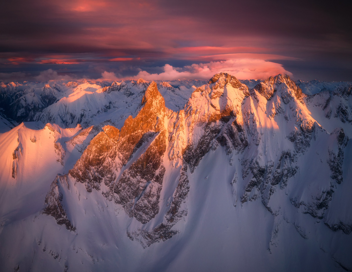 Oberstdorf, Trettach und Mädelegabel im feurigen Alpenglühen, Wintersonnenuntergang über den Allgäuer Hochalpen