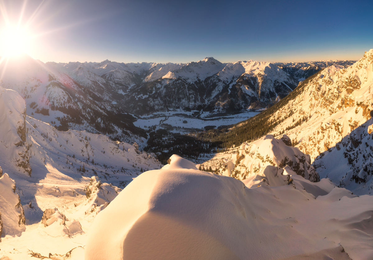 Ponten, Verschneite Allgäuer Gipfel im Wintersonnenllicht, Blick ins Hintersteiner Tal mit Bschießer - Landschaftsfotografie