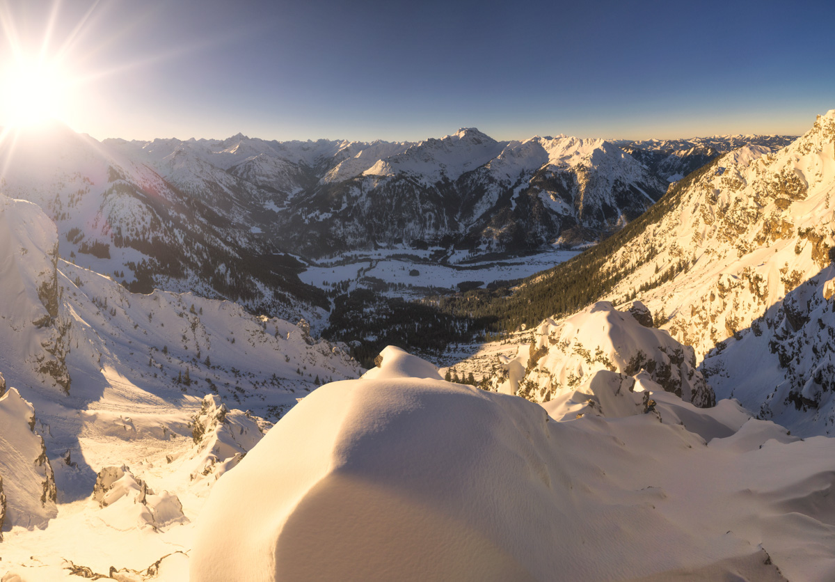 Ponten und Bschießer an einem strahlenden Wintertag, Gipfelblick über verschneite Allgäuer Alpen, Hinterstein - Oberallgäu